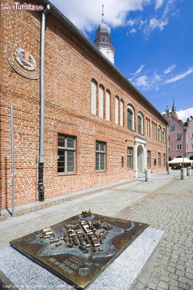 Immagine Un modello in rilievo della vecchia città di Olsztyn, Polonia. Sullo sfondo, il Municipio in stile gotico della cittadina - © Mariusz Switulski / Shutterstock.com