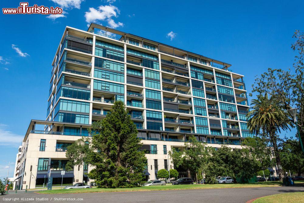 Immagine Un moderno edificio residenziale affacciato sui Fitzroy Gardens di Melbourne, Australia - © Alizada Studios / Shutterstock.com