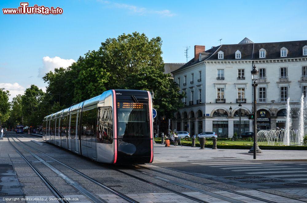 Immagine Un moderno tram nel centro della città di Tours, Francia - © evoPix.evolo / Shutterstock.com