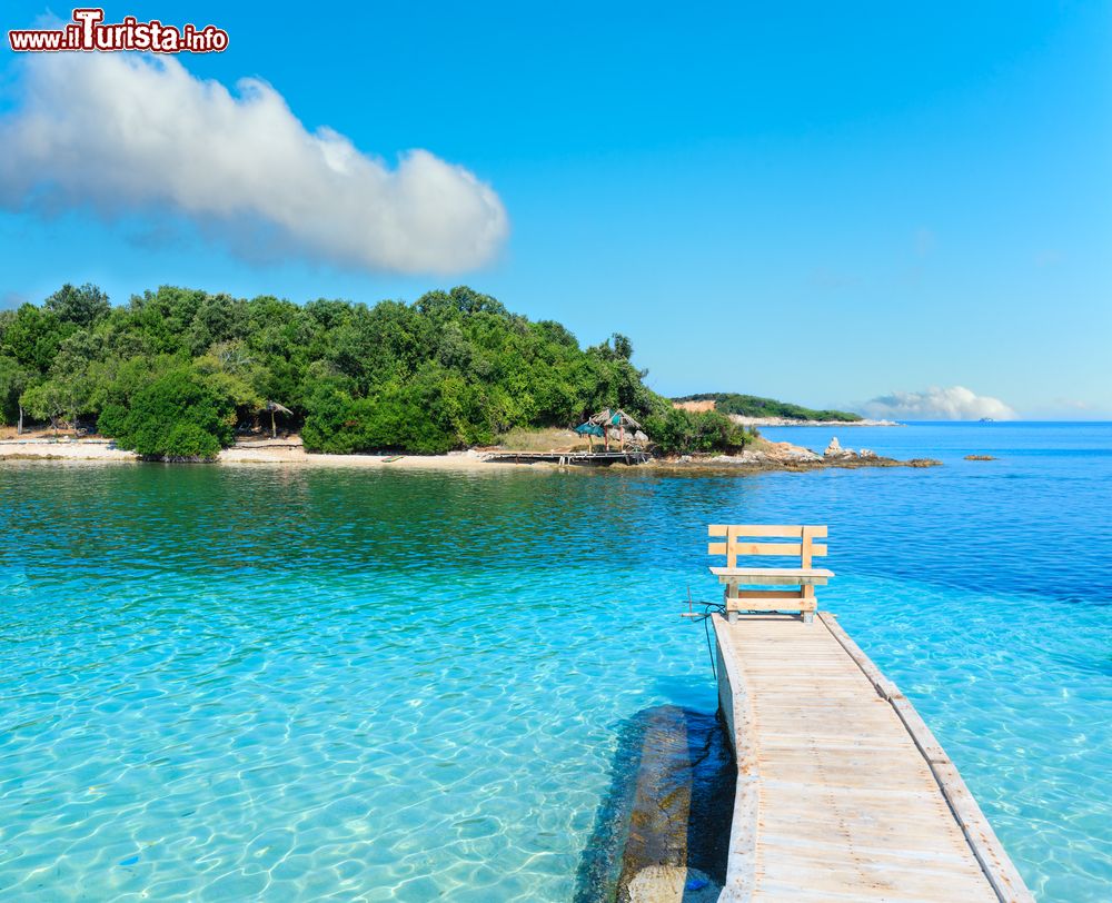 Immagine Un molo in legno si protrende sulle acque cristalline di Ksamil in Albania