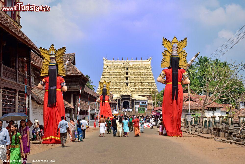 Immagine Un momento del Painkuni Festival al Sree Padmanabha Temple, Trivandrum, India. Questo tempio indù è considerato uno dei più sontuosi al mondo - © AjayTvm / Shutterstock.com