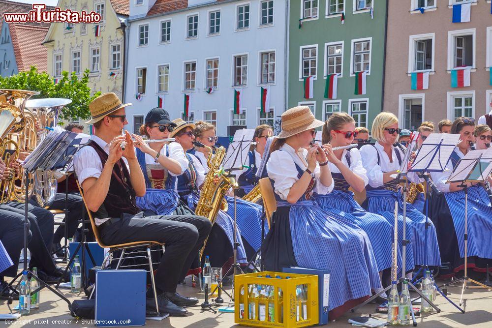 Immagine Un momento della celebre Ruethenfest a Landsberg am Lech, Germania. Questo tradizionale evento, celebrato ogni 4 anni, ricordala storia della città e della Baviera in generale. Si svolge per nove giorni nel mese di maggio - © pixel creator / Shutterstock.com