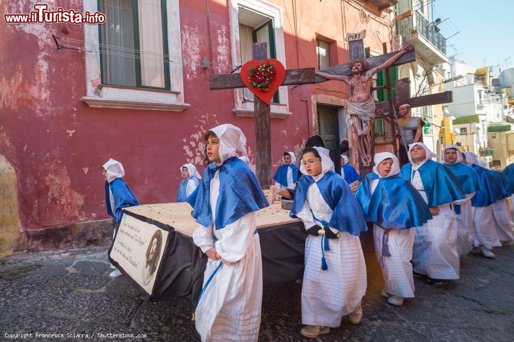 Immagine Un momento della processione dei Misteri sull'isola di Procida, Campania. Si svolge ogni anno nel giorno del Venerdì Santo di Pasqua: gli isolani trasportano per le vie del paese elaborate e pesanti tavole allegoriche - © Francesca Sciarra / Shutterstock.com