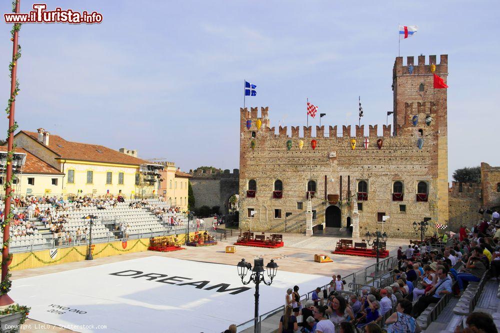 Immagine Un momento della rievocazione storica in costume in Piazza degli Scacchi a Marostica, Veneto - © LIeLO / Shutterstock.com