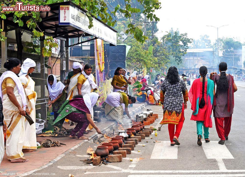 Immagine Un momento dell'Attukal Pongala a Trivandrum, Kerala, India. Si tratta dell'annuale festa del tempio. Donne in abiti tradizionali accendono i bracieri lungo la strada per cuocere il riso - © AjayTvm / Shutterstock.com