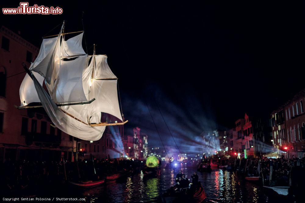 Immagine Un momento dell'esibizione artistica Blame the Moon al carnevale di Venezia, Veneto - © Gentian Polovina / Shutterstock.com