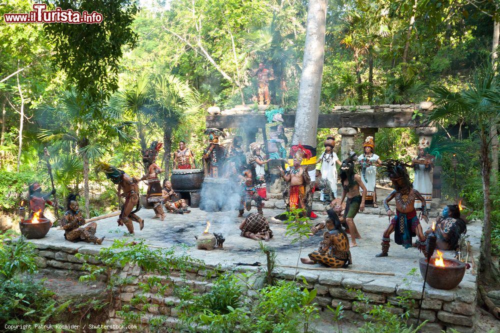 Immagine Un momento dell'esibizione chiamata "danza del gufo" al parco di Xcaret, Messico. I figuranti indossano costumi e acconciature dell'epoca pre-ispanica - © Patryk Kosmider / Shutterstock.com