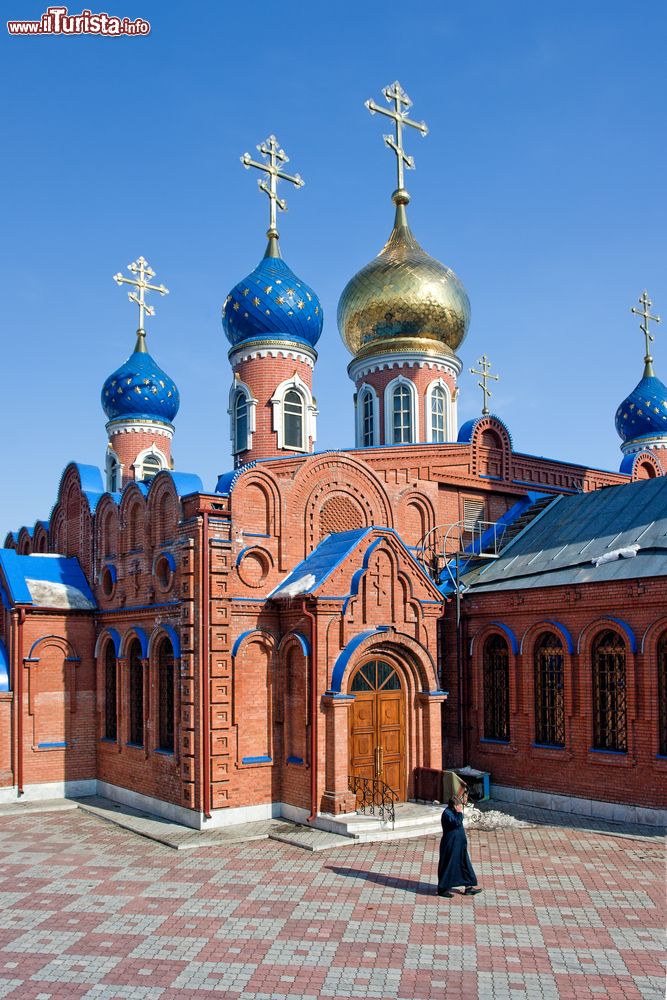 Immagine Un monastero ortodosso nel centro di Samara, Russia, fotografato in inverno durante una giornata di sole. A spiccare sono le cupole a bulbo, blu con stelle e dorate, che culminano con una coronazione slanciata a punta.