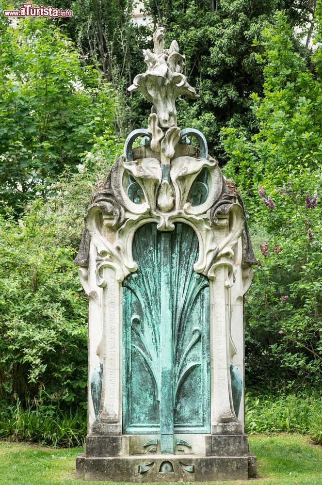 Immagine Un monumento funerario in stile Art Nouveau a Nancy, Francia.