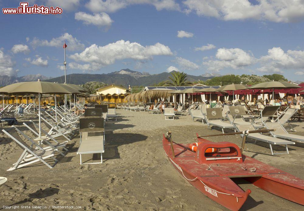 Immagine Un moscone a secco sulla spiaggia di Marina di Massa in estate. Sullo sfondo le Apuane - © Greta Gabaglio / Shutterstock.com