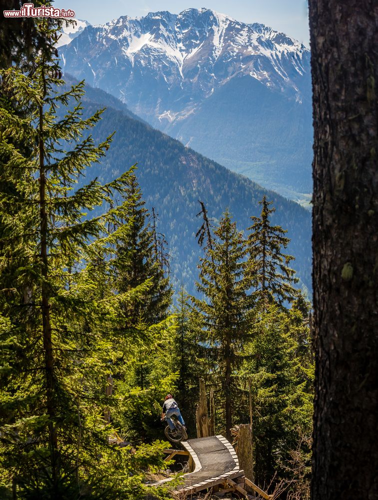 Immagine Un mountain biker affronta un percorso impegnativo nel parco di Verbier, Svizzera.