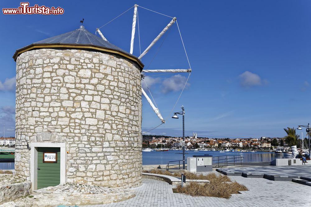 Immagine Un mulino a vento a Medulin, cittadina della Croazia, nel sud dell'Istria - © burnel1 / Shutterstock.com