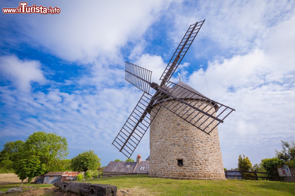 Immagine Un mulino a vento della Bretagna nelle campagne di Dol-de-Bretagne nel nord della Francia.