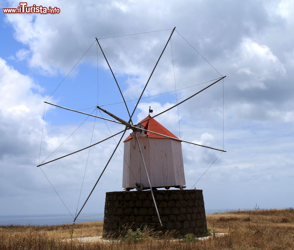 Immagine Un mulino a vento sull'isola di Porto Santo, la seconda isola per importanza dell'arcipelago di Madeira