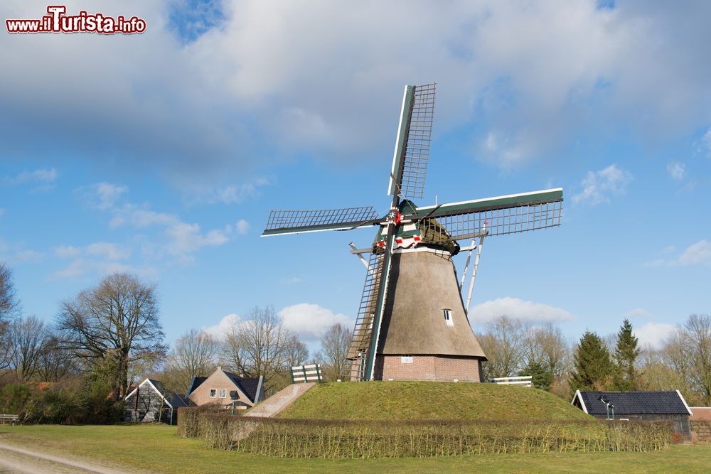 Immagine Un mulino a vento nel villaggio di Aalden, Drenthe, Olanda.