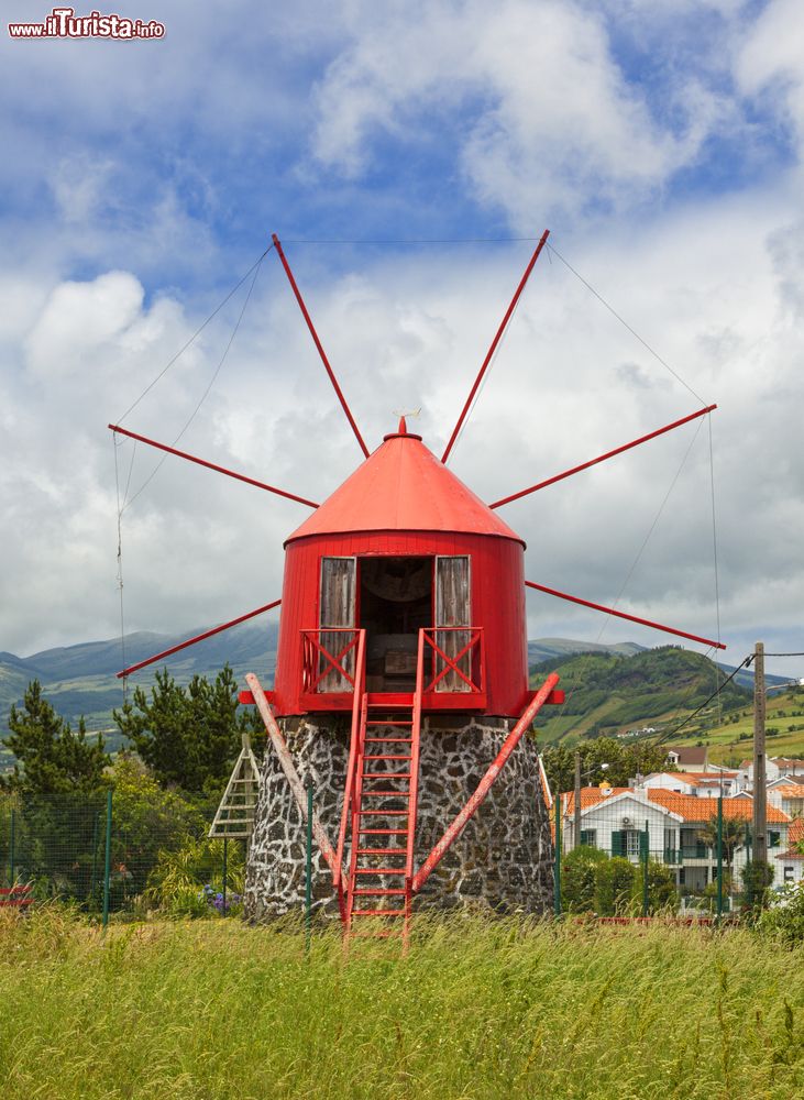 Immagine Un mulino a vento storico a Conceicao vicino a Horta, Faial, Azzorre.