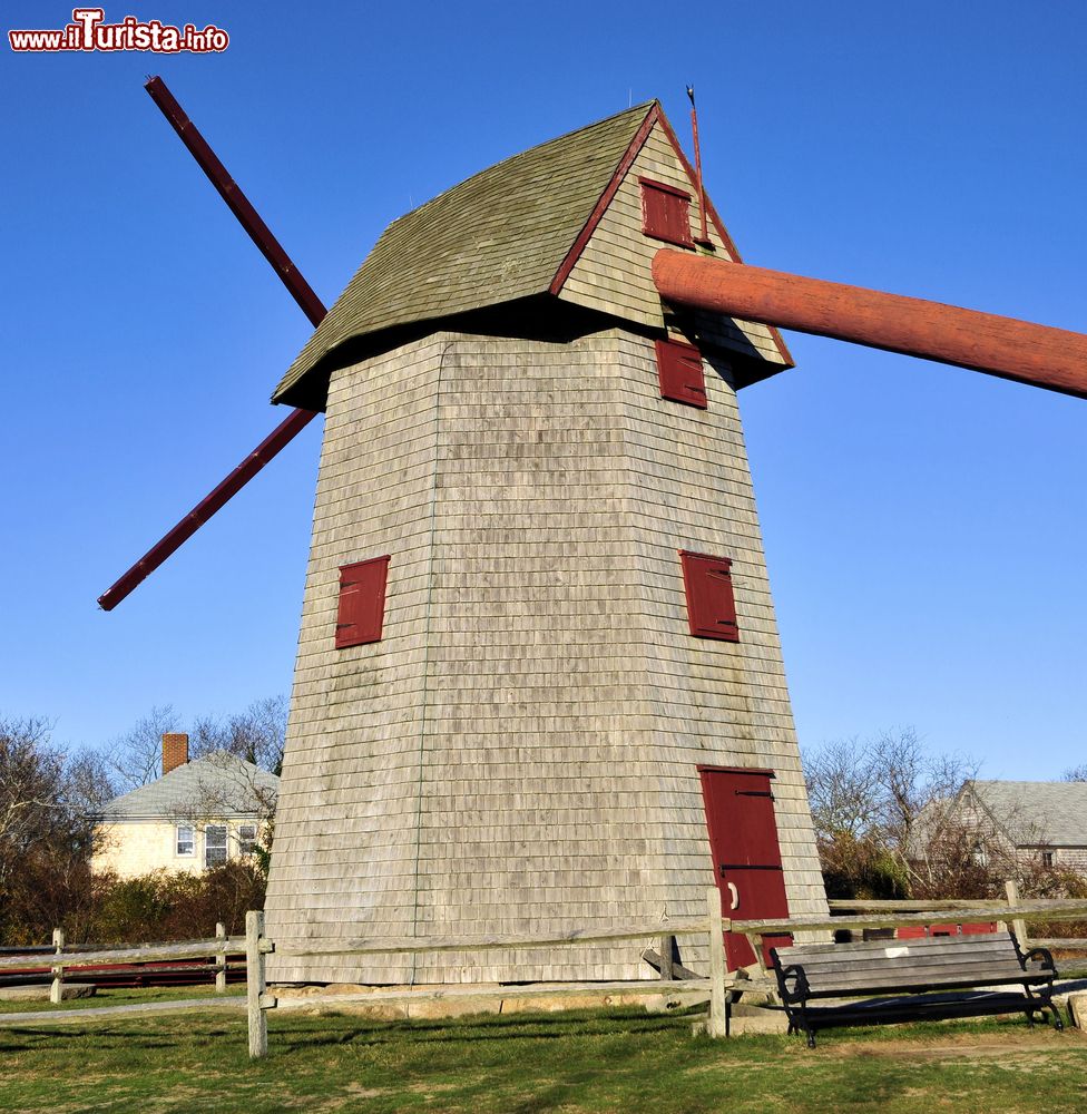 Immagine Un mulino a vento sull'isola di Nantucket, penisola di capo Cod (USA).