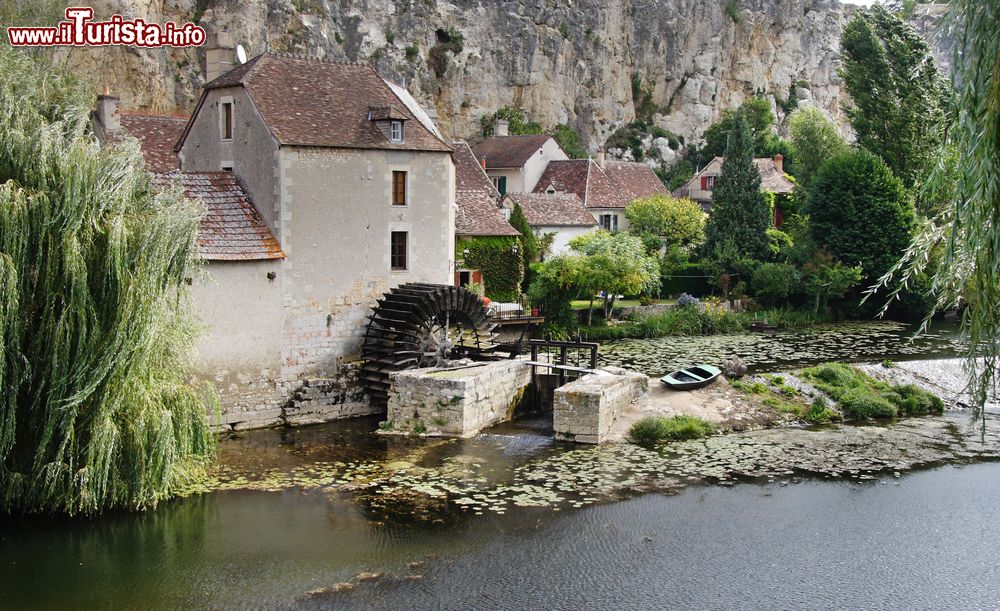 Immagine Un mulino ad acqua su un fiume del limosino in Francia
