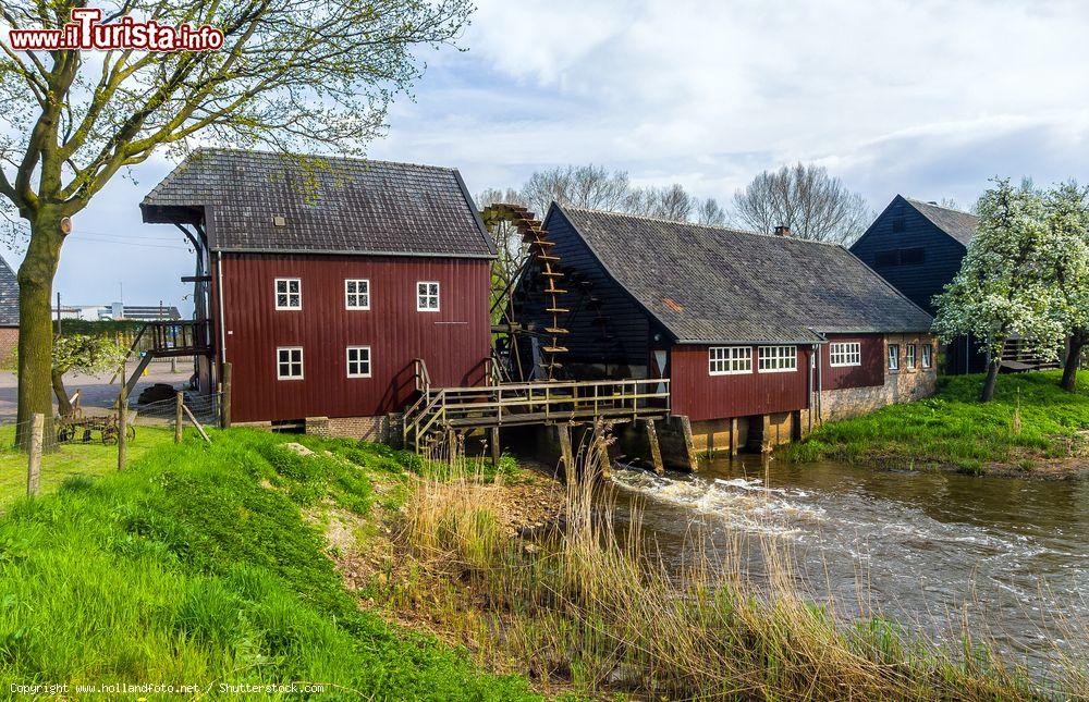 Immagine Un mulino d'acqua a Kollen vicino a Nuenen in Olanda, fu un soggetto di un quadro di Vincent van Gogh nel 1884 - © www.hollandfoto.net / Shutterstock.com