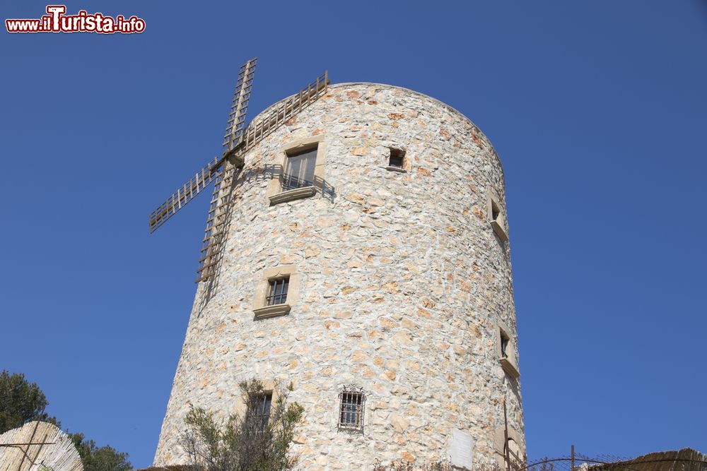 Immagine Un mulino nella cittadina di Javea, Spagna. Assieme ad altri veniva utilizzato nel corso del XVIII° secolo per trasformare il grano in farina.