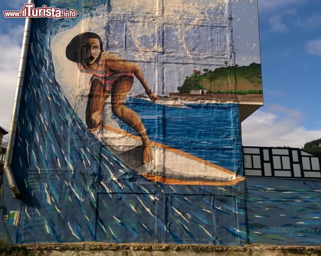 Immagine Un murales che raffigura una suerfista a Deba, Paesi Baschi - © Aljndr / Shutterstock.com