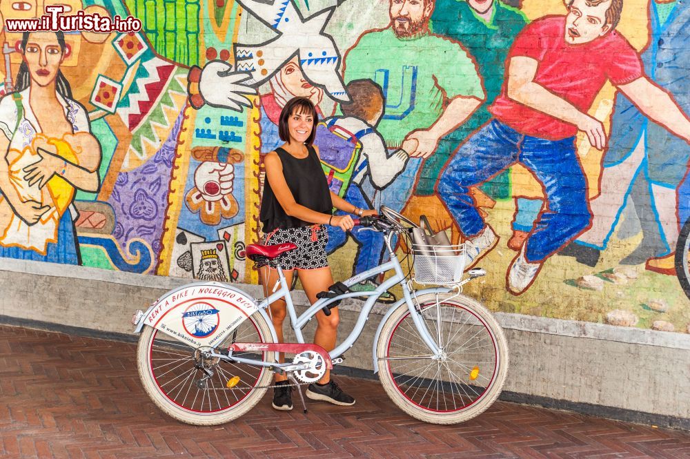 Immagine Un Murales di  Luiz Gutierrez in Via Zamboni nel quartiere universitario di Bologna - © Walk 'n Ride by BikeinBo / www.touremiliaromagna.it/