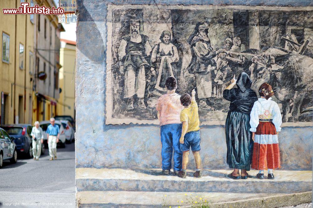 Immagine Un murales nel centro storico di Fonni, la cittadina più alta della Sardegna - © MNStudio / Shutterstock.com