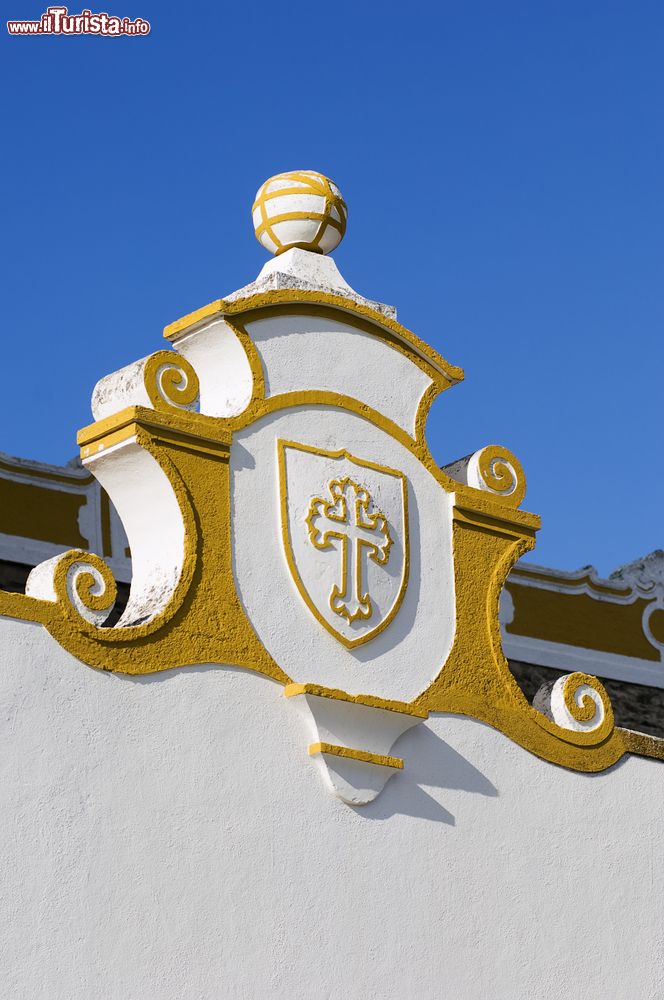 Immagine Un muro decorato con la croce dell'Ordine di Avis, Portogallo.