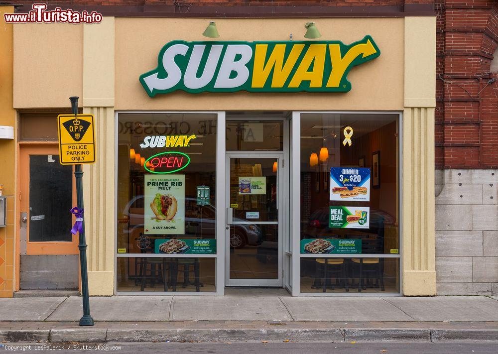 Immagine Un negozio della linea metropolitana di Trenton, New Jersey, Stati Uniti d'America - © LesPalenik / Shutterstock.com