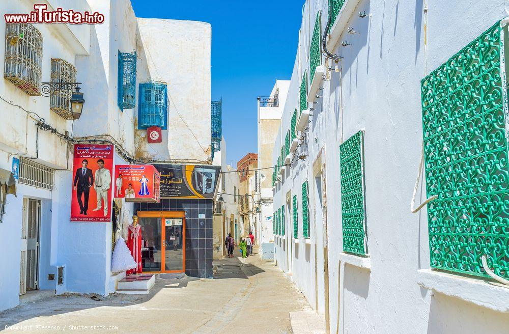 Immagine Un negozio di abbigliamento da sposi nel centro di Sfax, Tunisia. E' la seconda città nonchè centro economico della Tunisia. Siamo a circa 270 km a sud della capitale Tunisi  - © eFesenko / Shutterstock.com