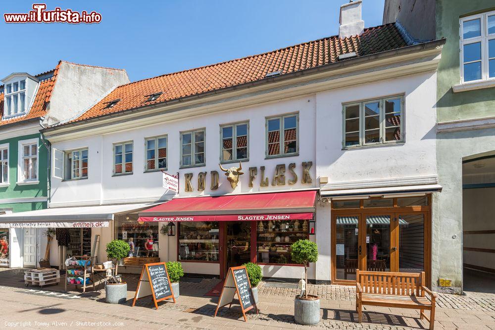 Immagine Un negozio di carne a Helsingor, Danimarca, nel centro cittadino - © Tommy Alven / Shutterstock.com