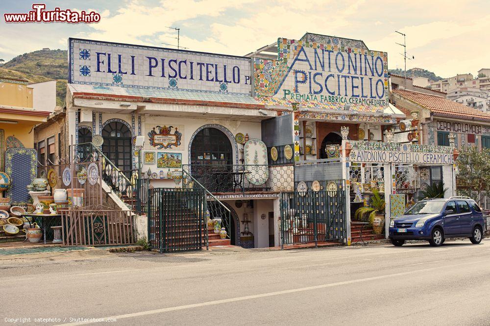 Immagine Un negozio di ceramiche e souvenir a Santo Stefano di Camastra in Sicilia - © satephoto / Shutterstock.com