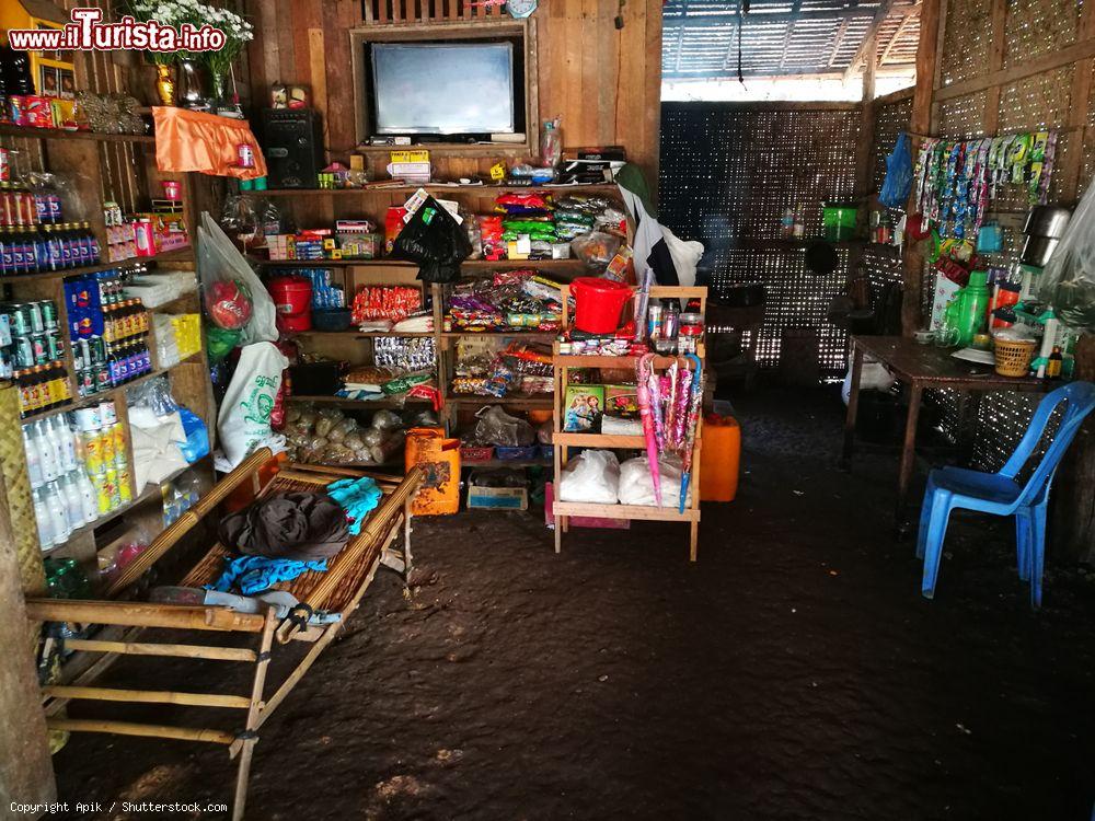 Immagine Un negozio di drogheria in un villaggio dell'arcipelago di Mergui, Myanmar - © Apik / Shutterstock.com