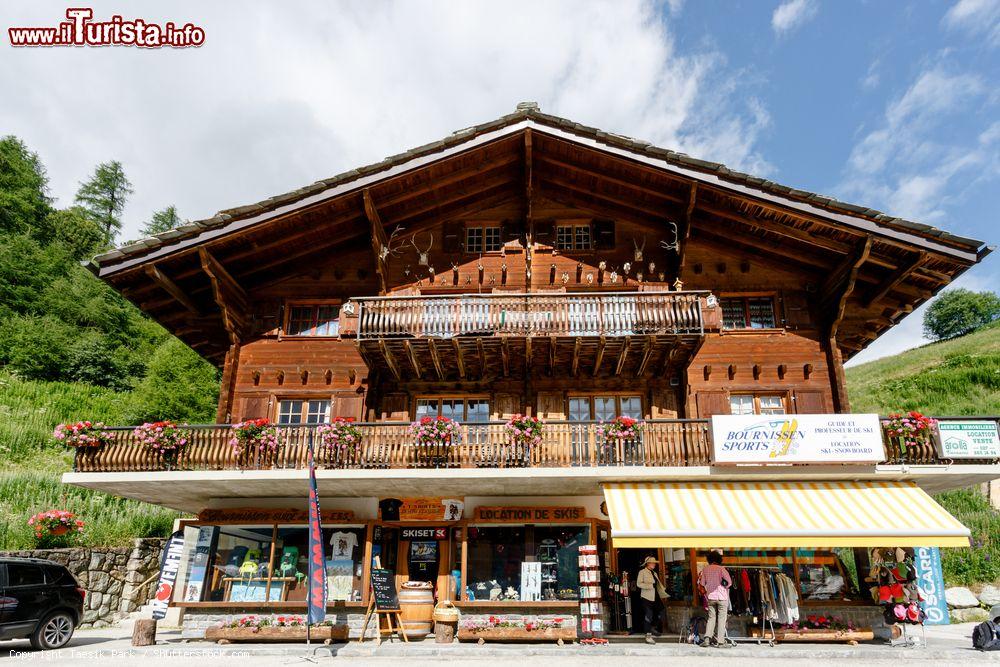 Immagine Un negozio di souvenir e noleggio sci nel centro di Arolla, Evolene, Svizzera - © Taesik Park / Shutterstock.com
