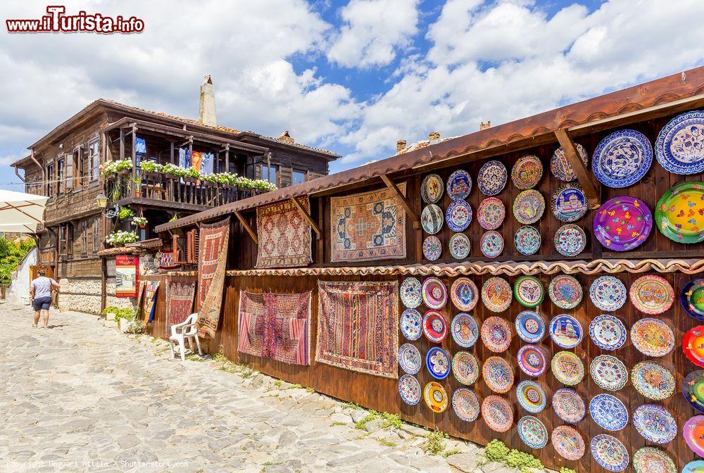 Immagine Un negozio di souvenir nel centro storico di Nessebar (Nesebăr) sulla costa bulgara del Mar Nero - © Ungvari Attila / Shutterstock.com