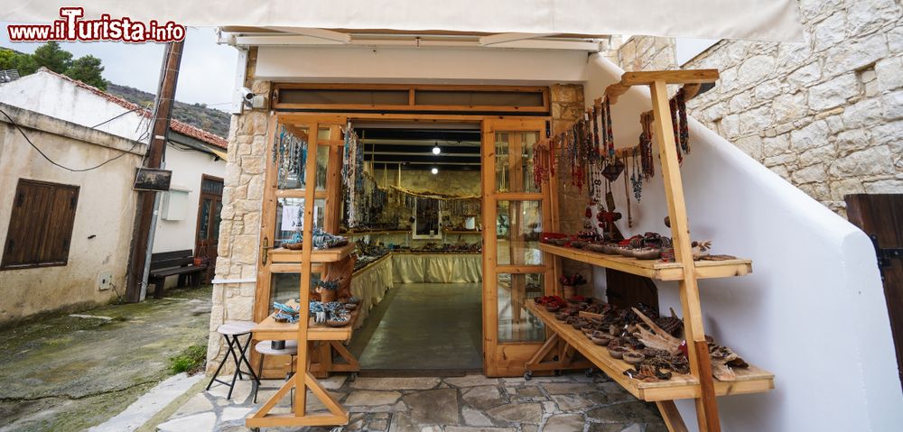 Immagine Un negozio di souvenir per turisti nel borgo di Omodos, Cipro.