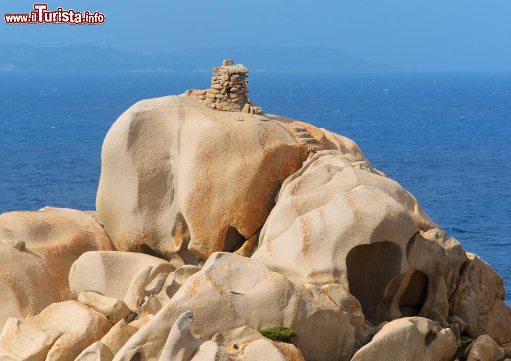 Immagine Un Nuraghe sulle rocce di Capo Testa in Sardegna