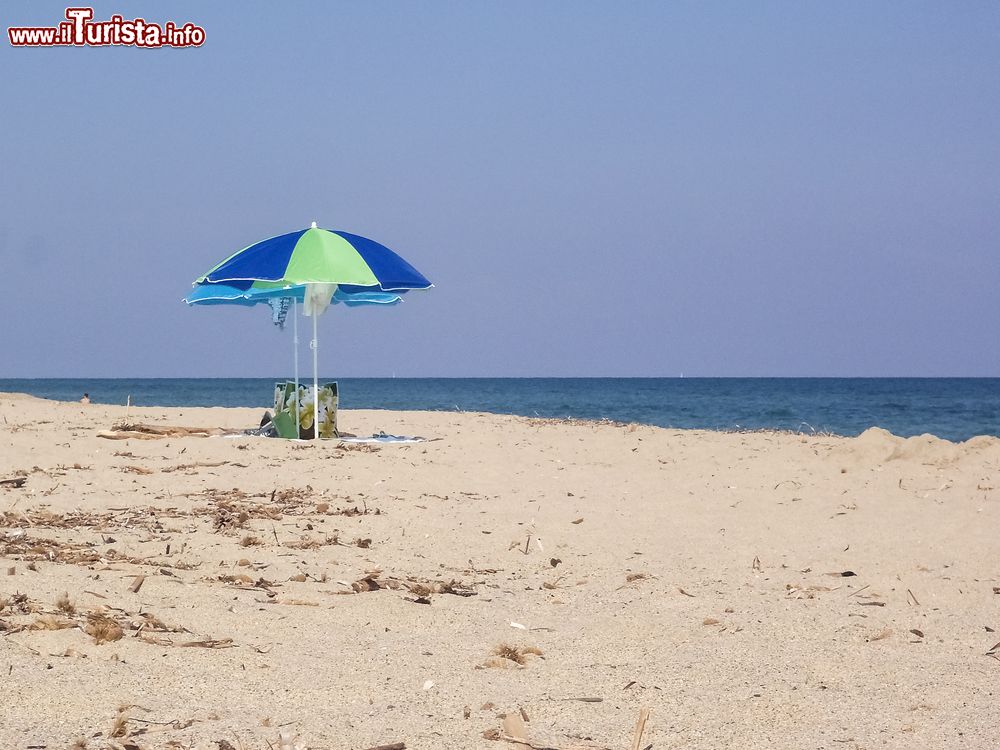 Immagine Un ombrellone solitario sulla spiaggia di Ghisonaccia (Lidio Pinia) in Corsica.