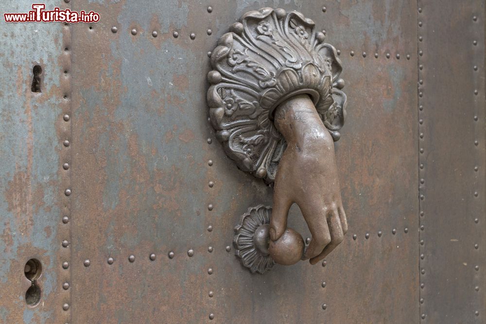 Immagine Un originale battiporta in ferro su un'antica porta nel borgo di Barrea, L'Aquila, Abruzzo.