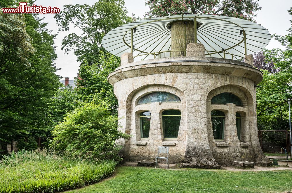 Immagine Un padiglione in stile Art Nouveau in un giardino di Nancy, Francia.
