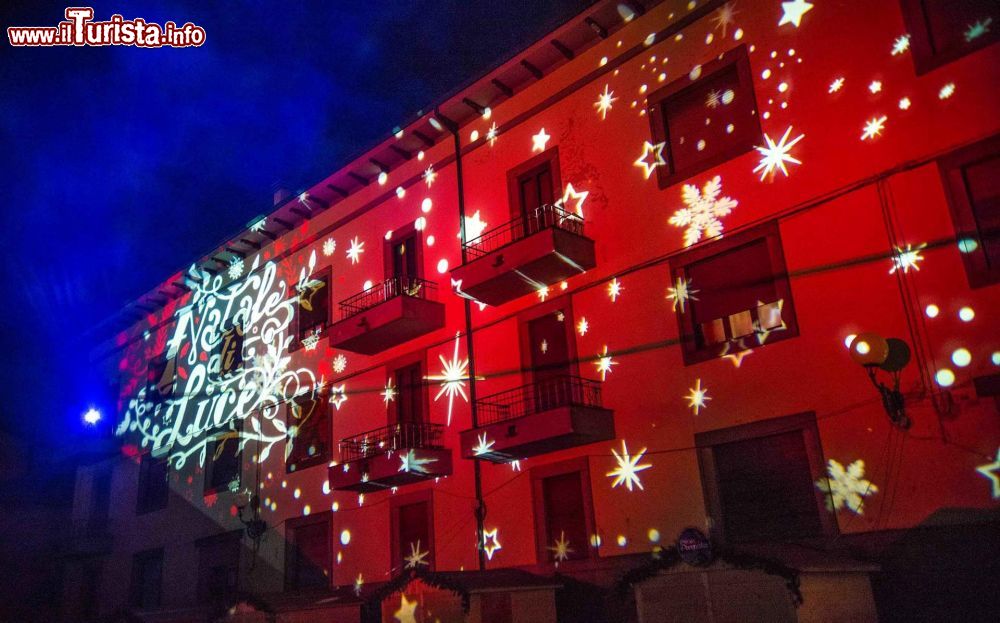Immagine Un palazzo ad Arcidosso illuminato durante la manifestazione Luci di Natale