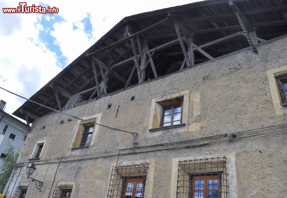 Immagine Un palazzo antico del centro di Bormio, Valtellina (Lombardia)