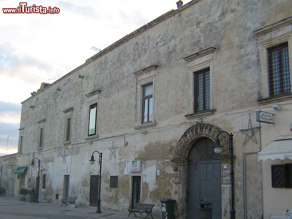 Immagine Un palazzo baronale nel centro storico di Merine in Puglia - © Lupiae - CC BY-SA 3.0, Wikipedia
