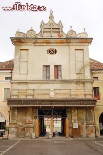 Immagine Un palazzo della piazza centrale di San Benedetto Po - © ValeStock / Shutterstock.com