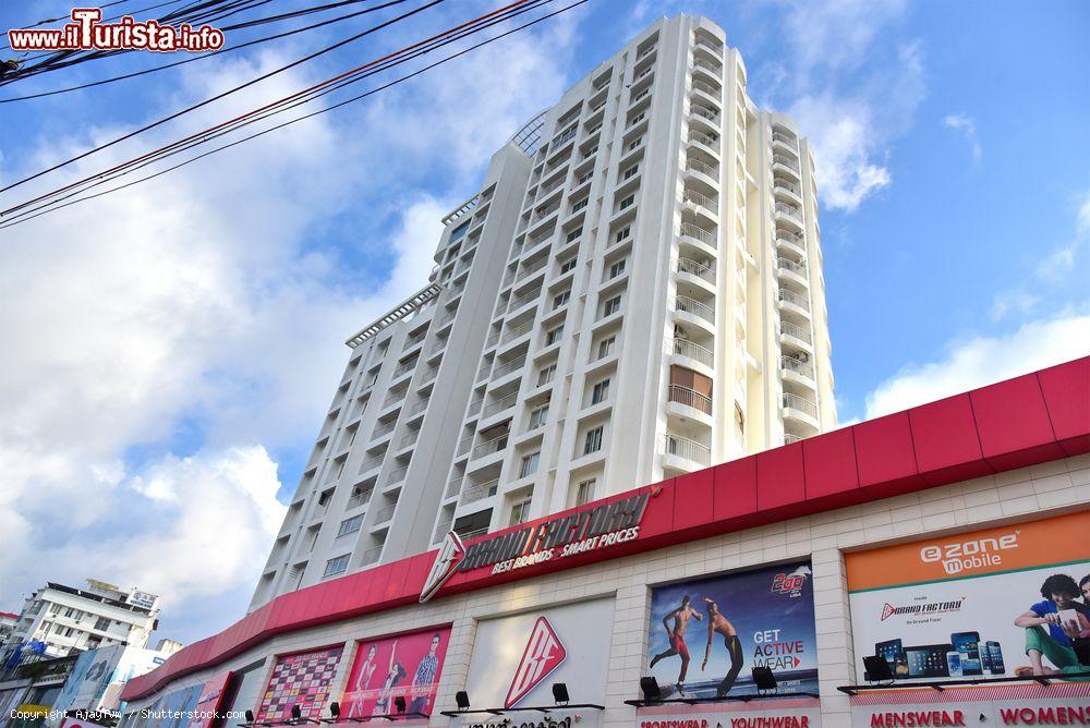 Immagine Un palazzo di edilizia residenziale sopra i negozi a Trivandrum, India - © AjayTvm / Shutterstock.com