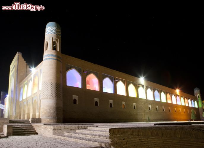 Immagine Un palazzo illuminato nel centro medievale di Khiva in Uzbekistan - © KKulikov / Shutterstock.com