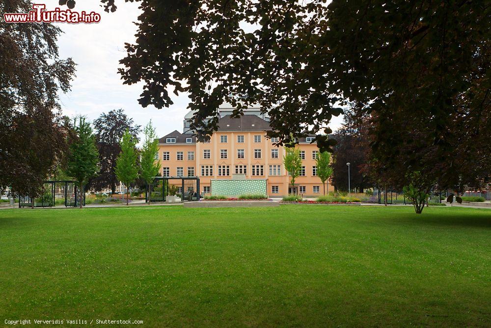 Immagine Un palazzo immerso in un parco rigoglioso a Leoben, Austria - © Ververidis Vasilis / Shutterstock.com