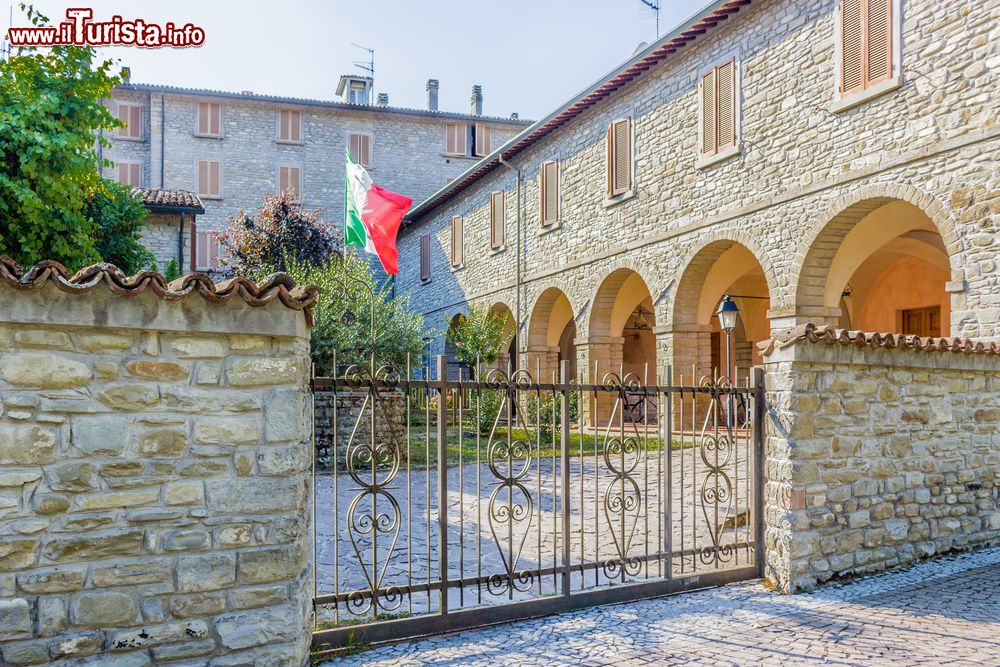 Immagine un palazzo in pietra arenaria a Tredozio, provincia di Forlì