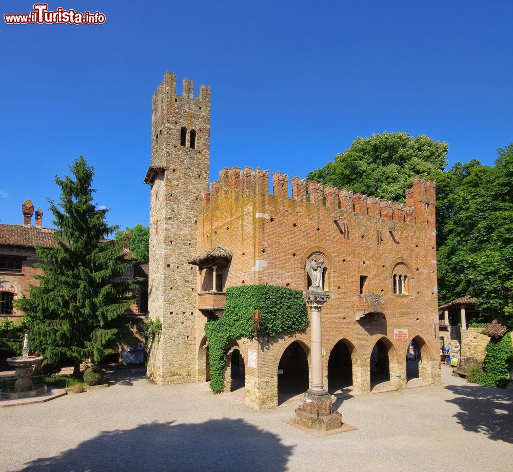 Immagine Un palazzo in stile medievale, con la torre dell'orologio, nel borgo di Grazzano Visconti