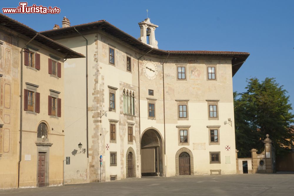 Immagine Un palazzo storico affacciato su Piazza dei Cavalieri a Pisa, Toscana.